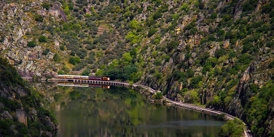 Panoramic Train | CP 1400 English Electric . 1967>... + Schindler wagons . 1949>... | Douro Valley . Portugal